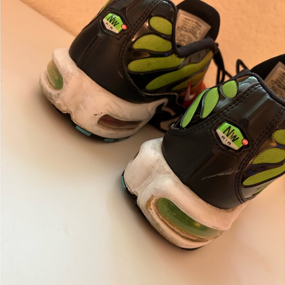 Nike Red and Green Sneakers with Iconic Design - Picture 9 of 16